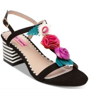 🩷💙Betsey Johnson Black Sandals with Floral Accents